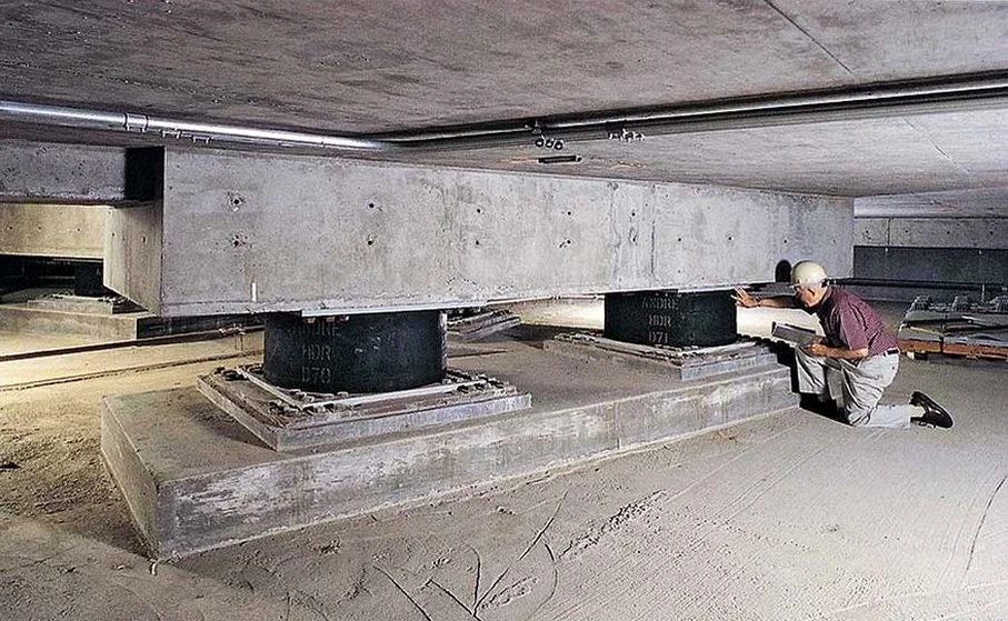 Diseño de Aislación Sísmica de Base en La Pintana: Enfoque Técnico-Operativo